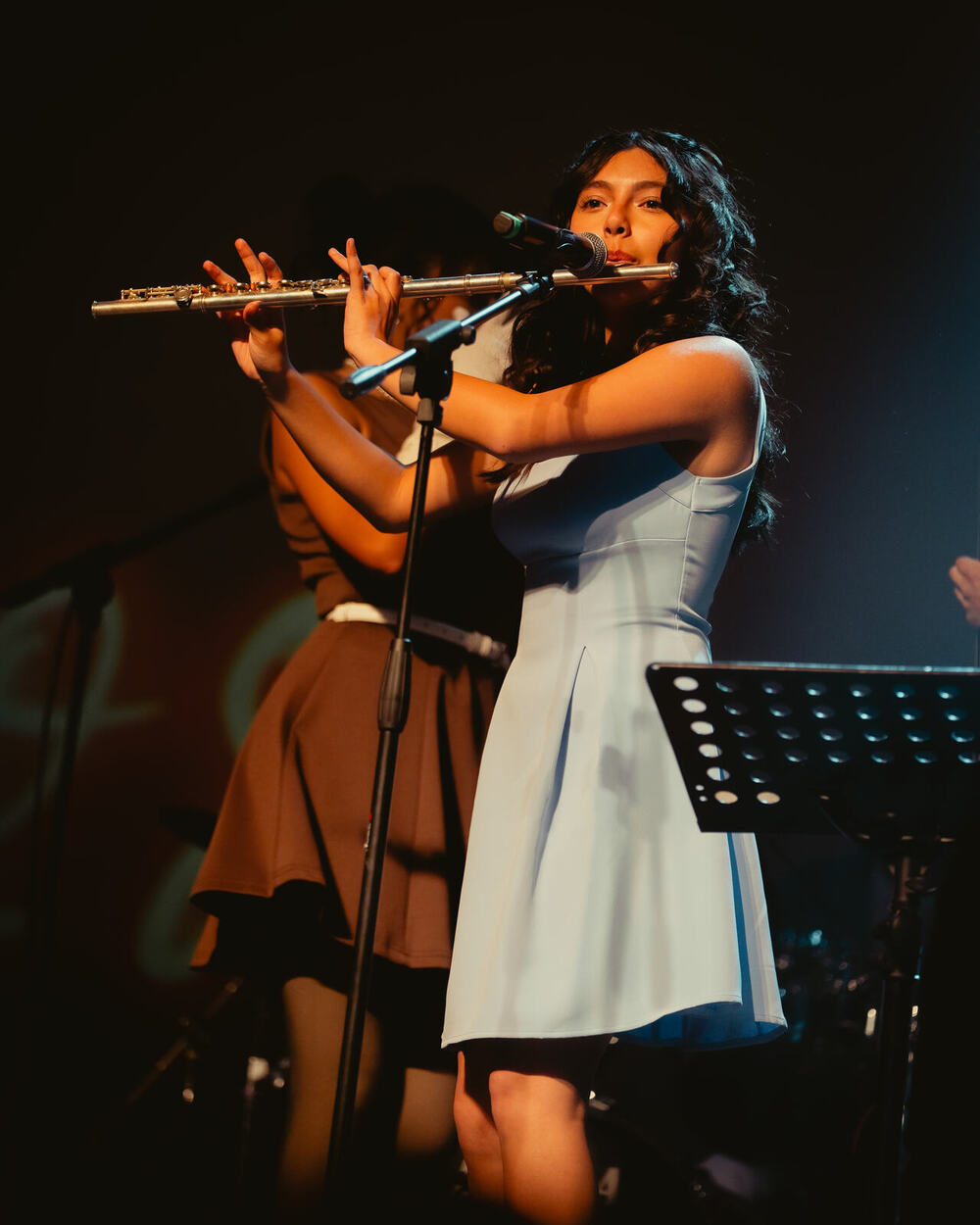 Banda escolar en el escenario del festival 2026